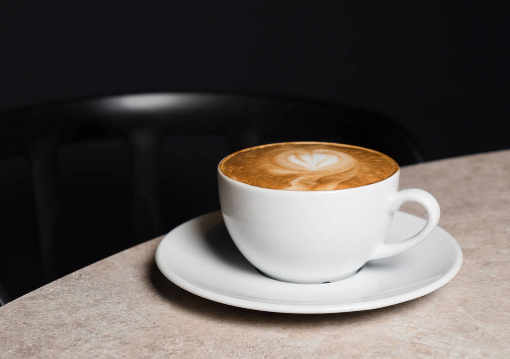 Tasse de cappuccino avec mousse  - Photo, image