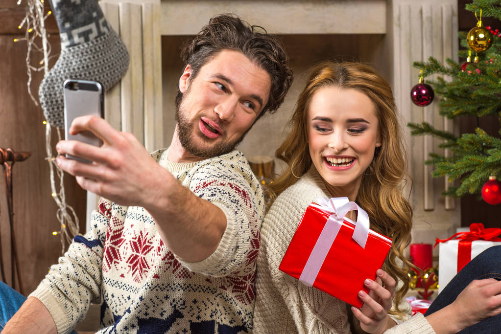 Couple prenant selfie avec cadeau de Noël
 - Photo, image