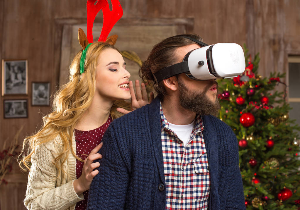 couple utilisant un casque de réalité virtuelle
  - Photo, image