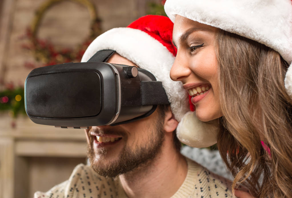 Paar nutzt Virtual-Reality-Headset  - Foto, Bild