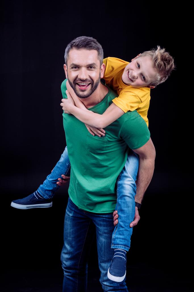 Boldog gyermek apja piggybacking - Fotó, kép