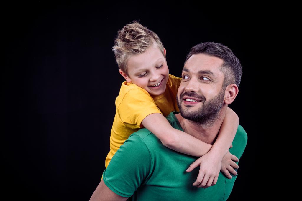 Baba piggybacking mutlu oğul - Fotoğraf, Görsel