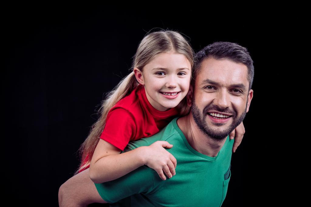 Mutlu çocuk piggybacking gülümseyen baba - Fotoğraf, Görsel