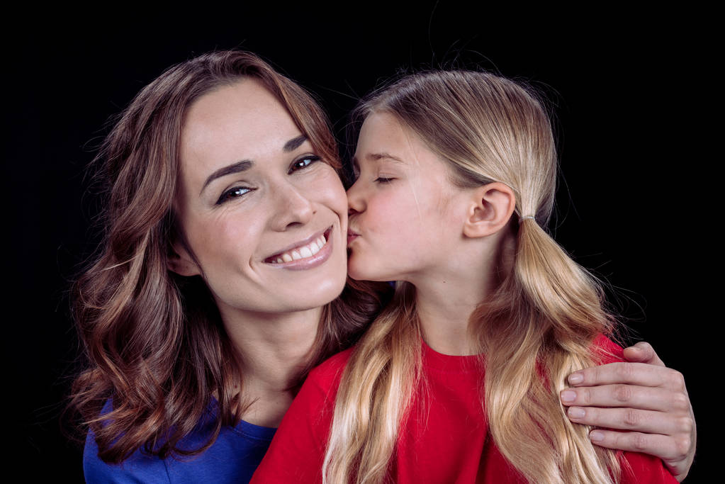Kızı öpüşme mutlu anne - Fotoğraf, Görsel