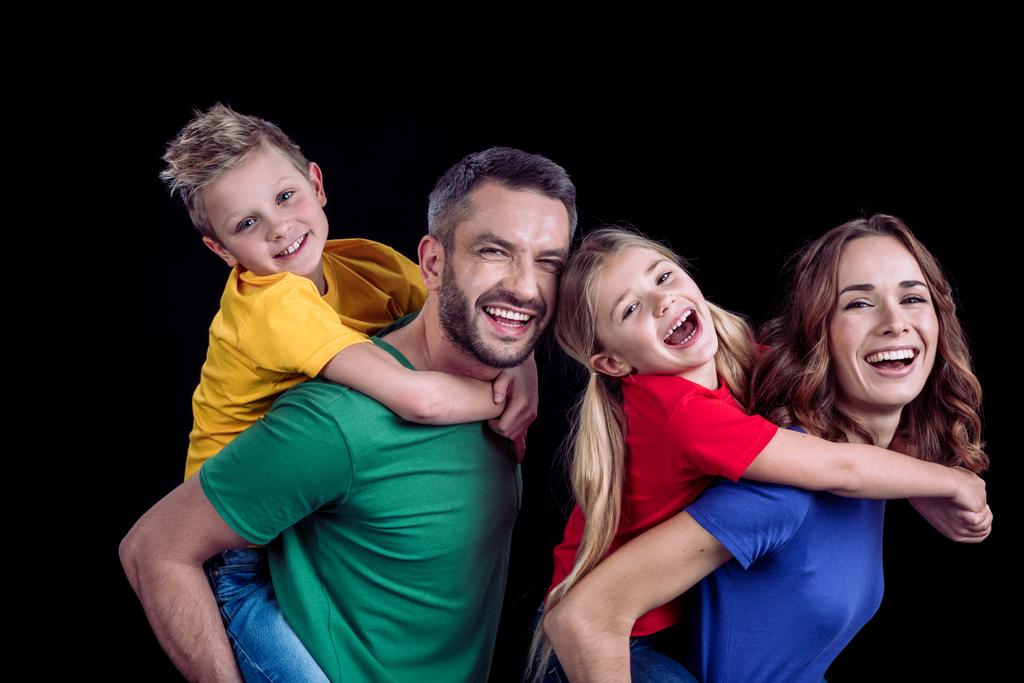 glückliche Familie lächelt in die Kamera - Foto, Bild