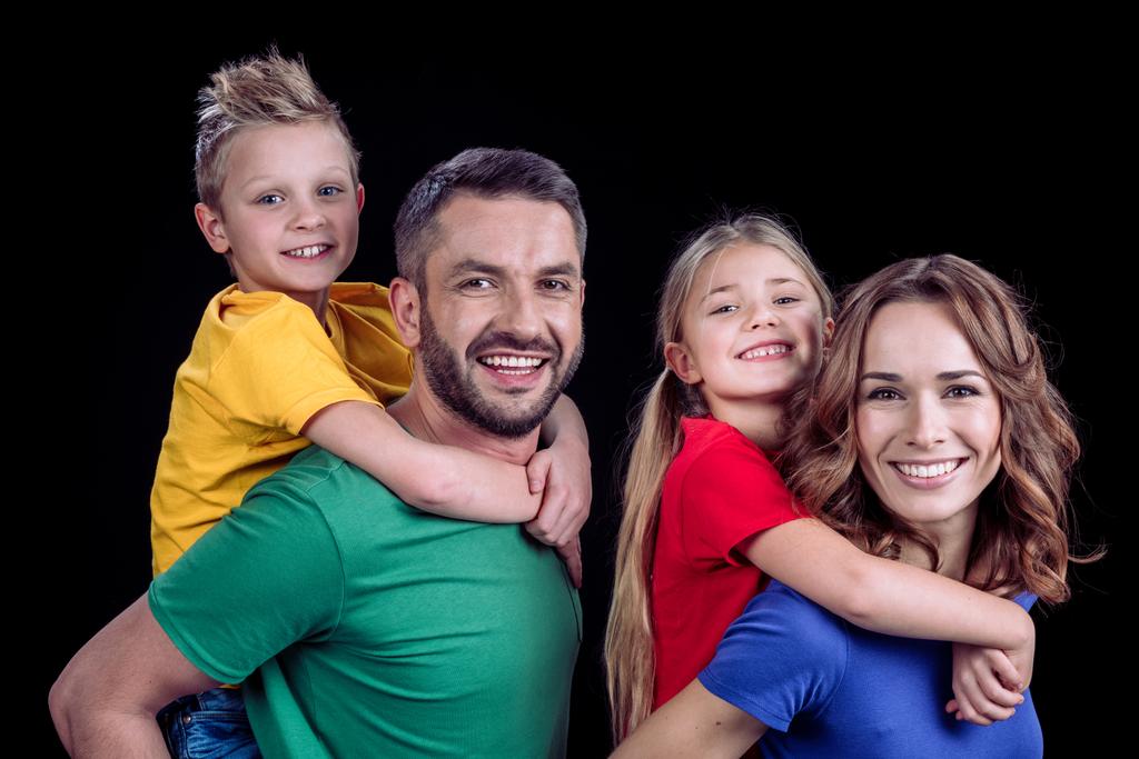 Счастливая семья улыбается в камеру
 - Фото, изображение