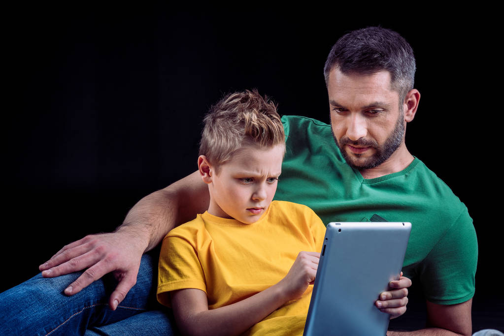 Vader en zoon die digitale tablet gebruiken - Foto, afbeelding