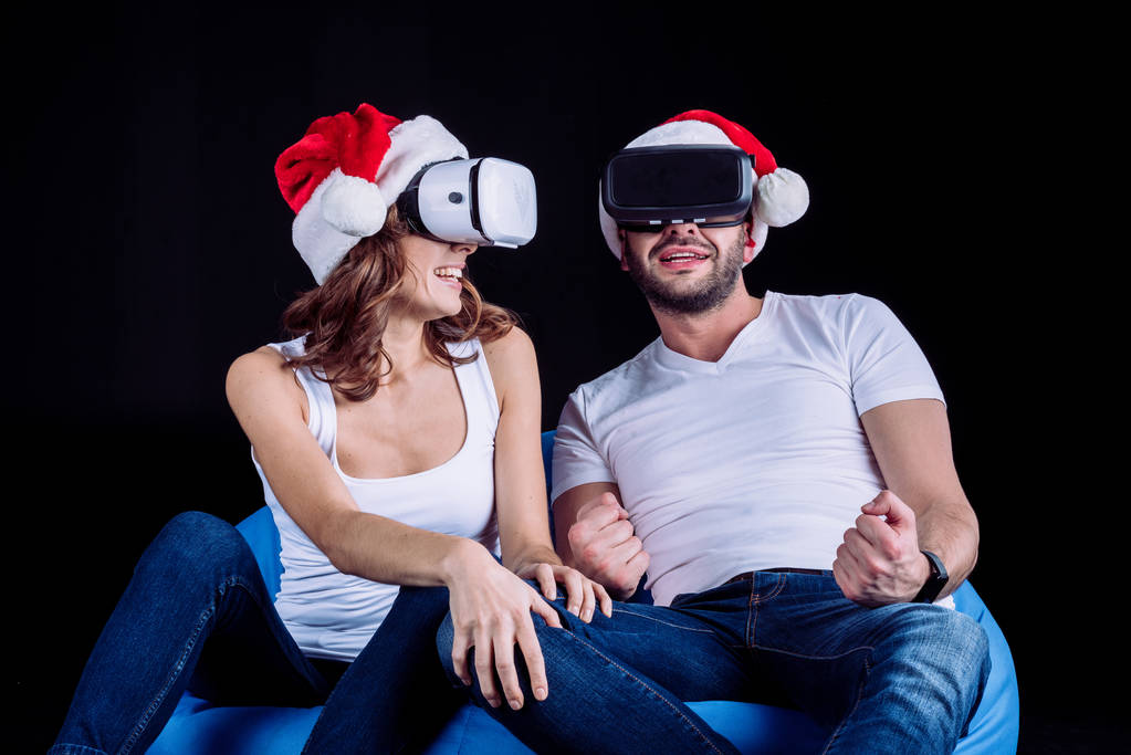 coppia utilizzando cuffie realtà virtuale
 - Foto, immagini