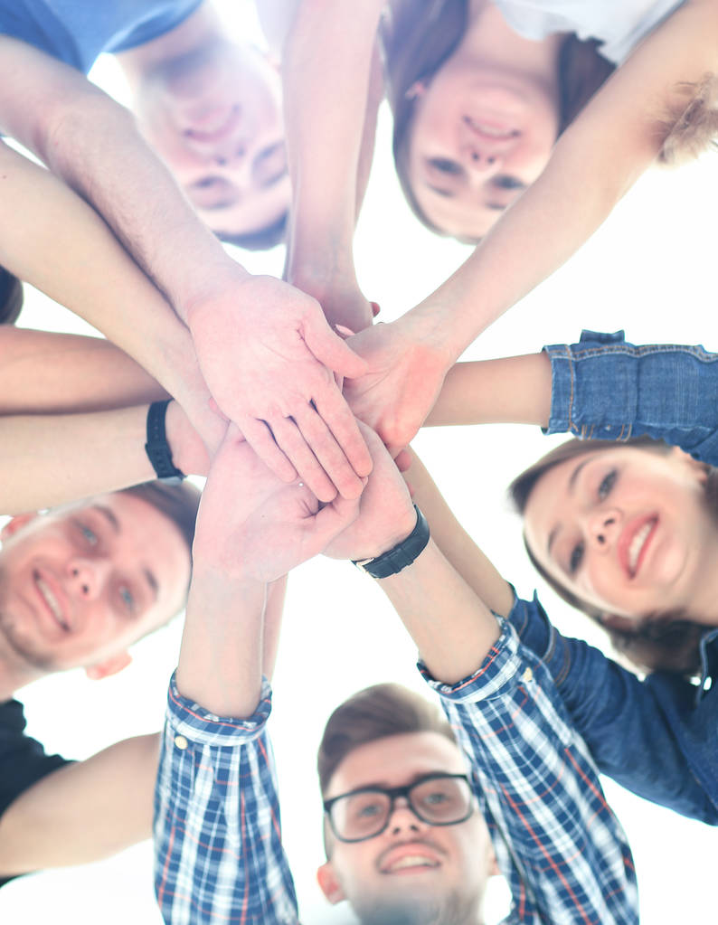 Gruppe lächelnder Teenager mit übereinander liegenden Händen - Foto, Bild