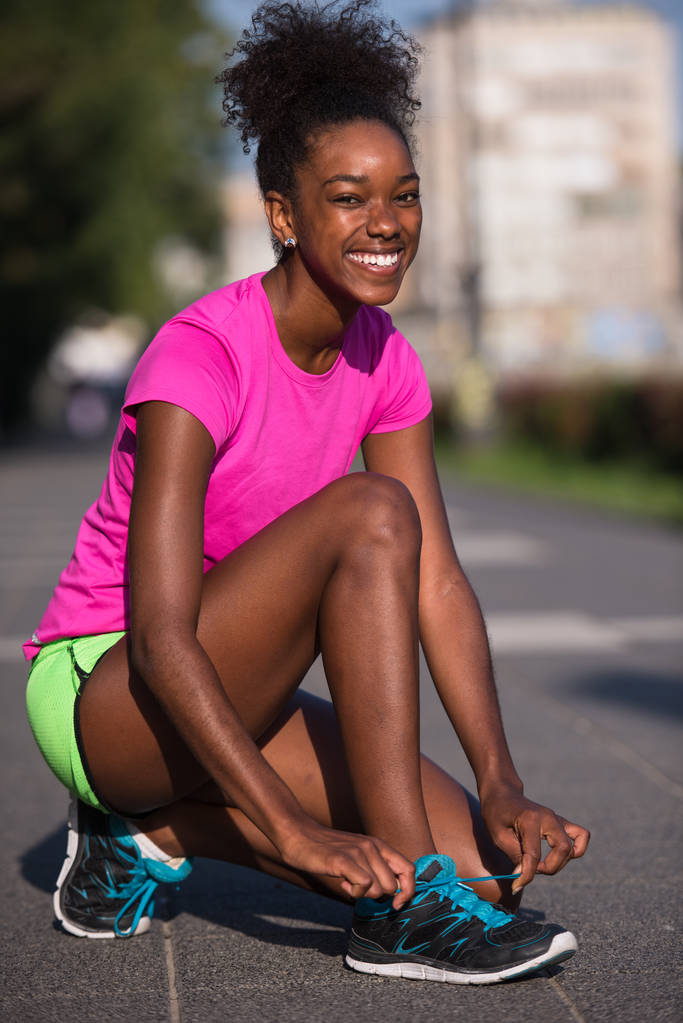 Afrikanisch-amerikanische Läuferin strafft Schnürsenkel - Foto, Bild