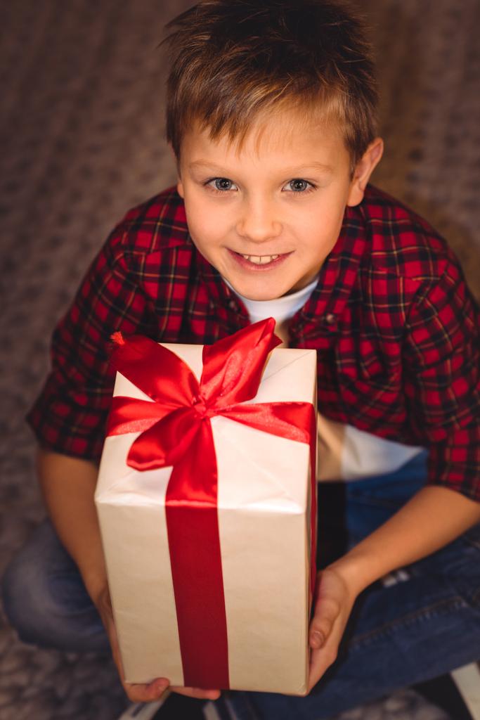 Мальчик держит подарочную коробку
 - Фото, изображение