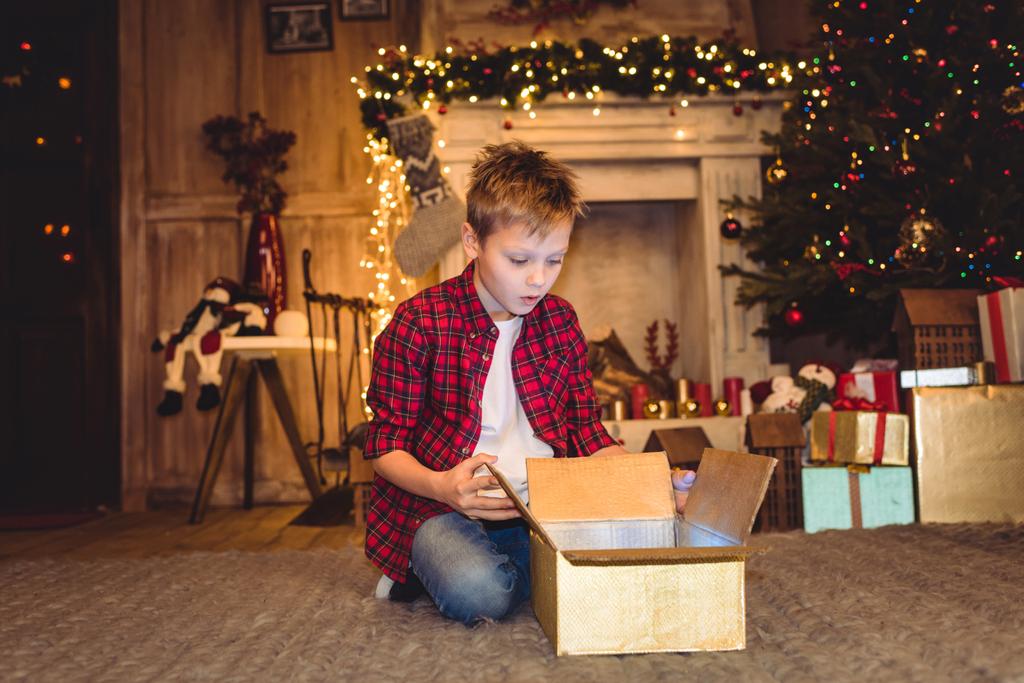 Çocuk Noel hediyeni açma  - Fotoğraf, Görsel