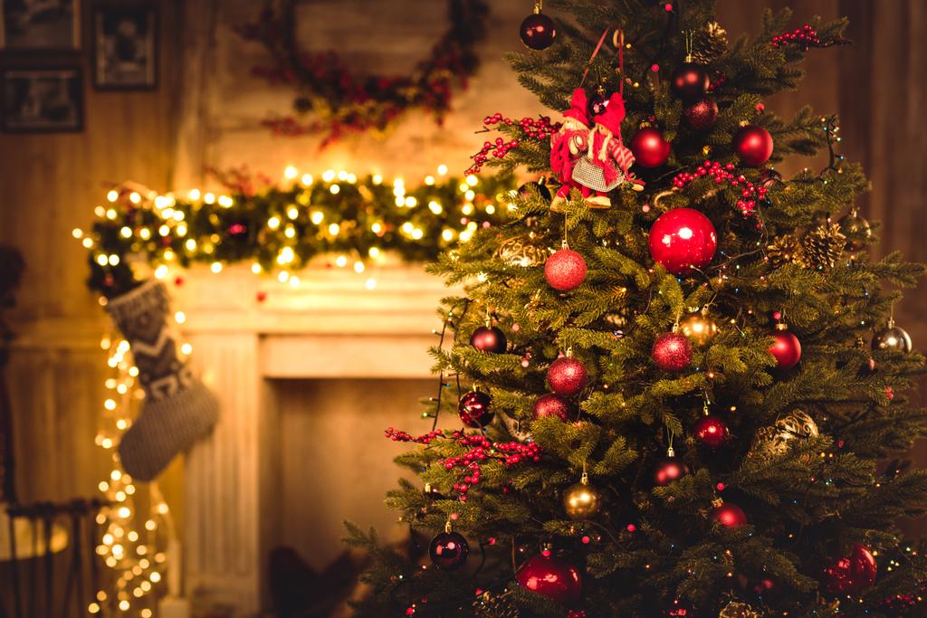 Noel süsleri köknar ağacında asılı.   - Fotoğraf, Görsel