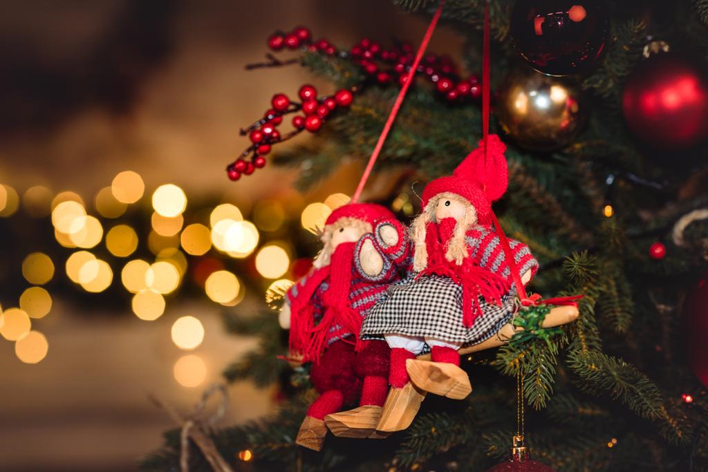 Weihnachtsschmuck hängt am Tannenbaum   - Foto, Bild