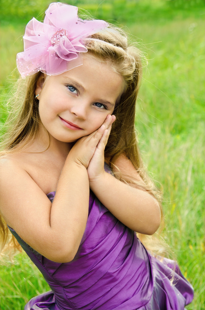 Muotokuva söpö pieni tyttö prinsessa mekko
 - Valokuva, kuva