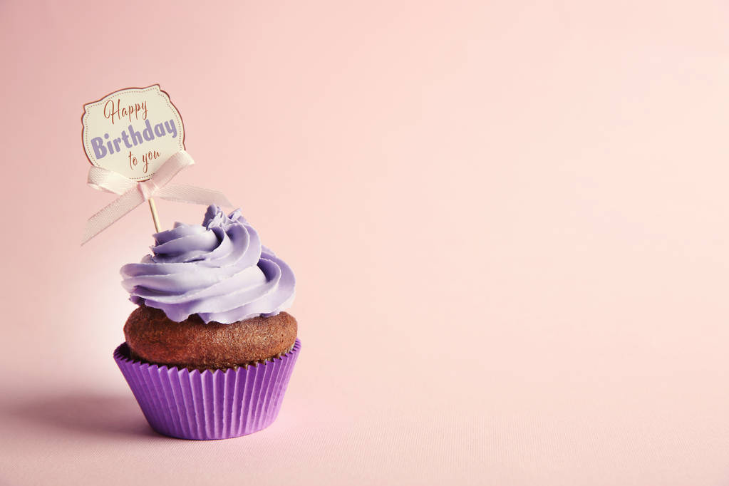 Delicioso cupcake con tarjeta de felicitación
  - Foto, Imagen