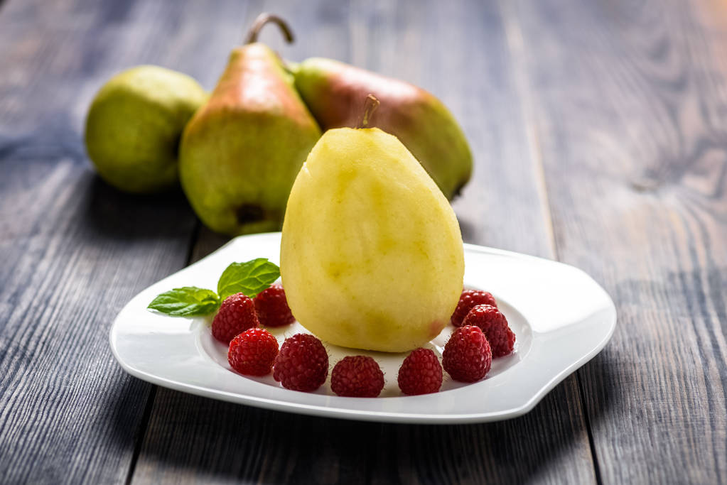 домашний десерт - груша с малиной
 - Фото, изображение