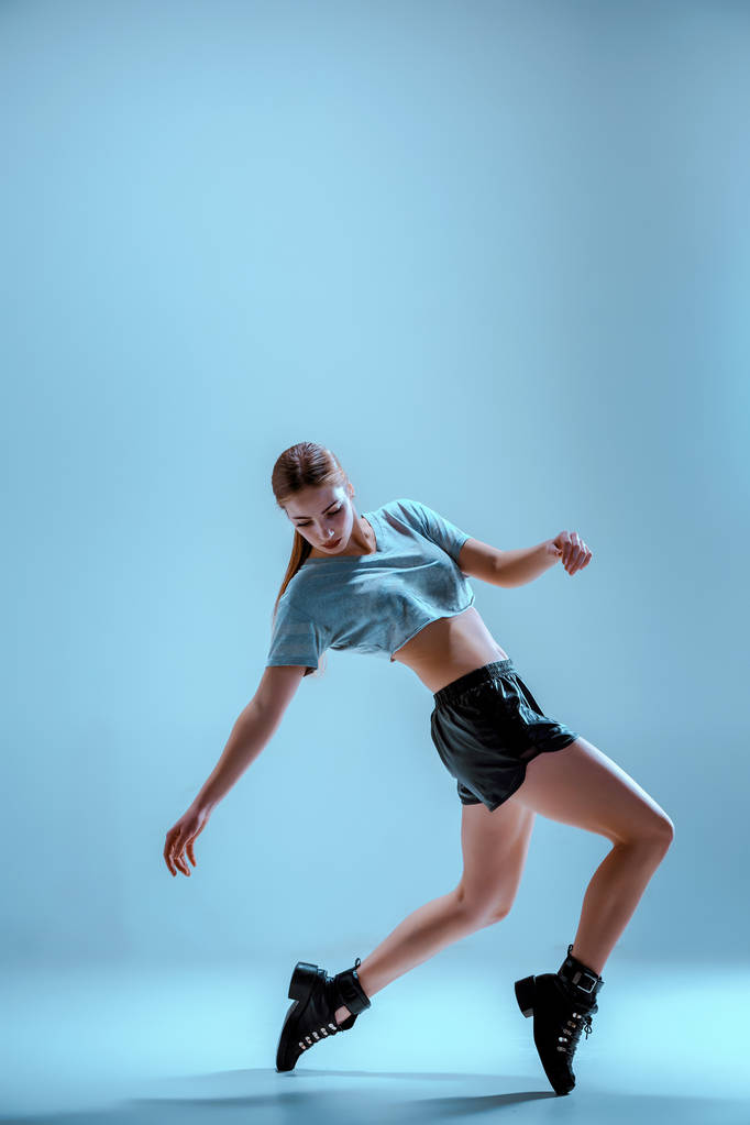 attraktive Mädchen tanzen Twerk im Studio - Foto, Bild