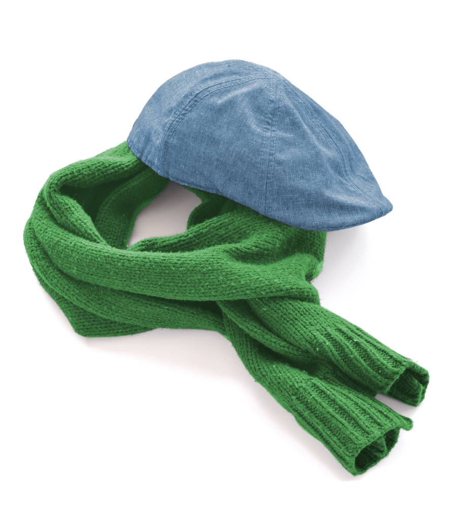 blaue Mütze und grüner warmer Schal auf weißem Hintergrund - Foto, Bild