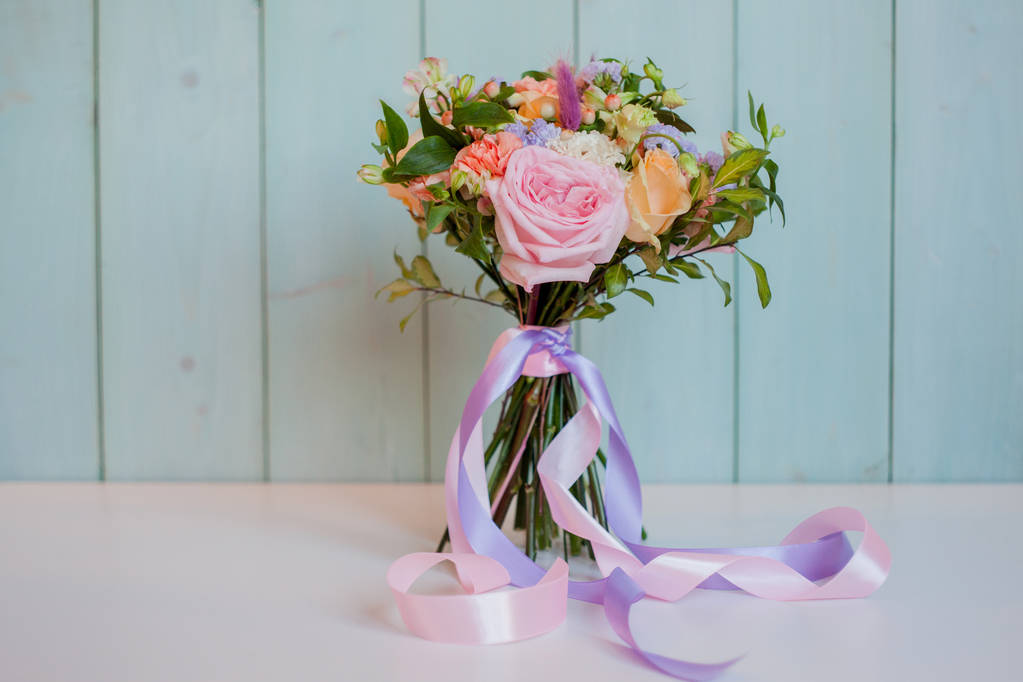 bellissimo bouquet lussureggiante con rose, sfondo turchese, regalo
 - Foto, immagini