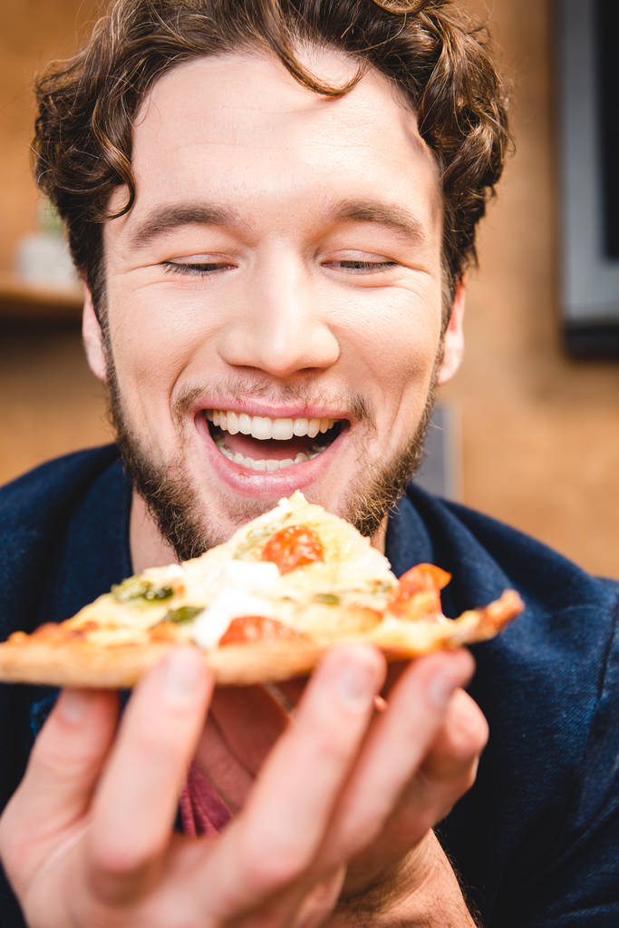 男食べるピザ - 写真・画像