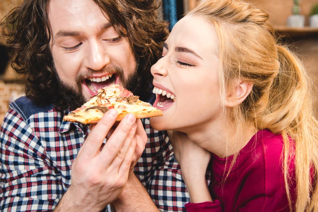 Paar isst Pizza  - Foto, Bild