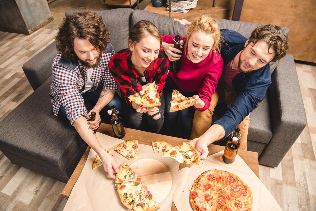 Szczęśliwy przyjaciół ciesząc się pizzy - Zdjęcie, obraz