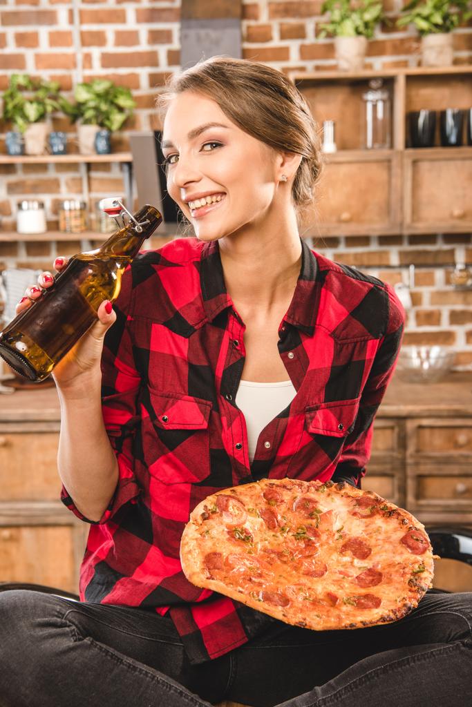 Nainen oluen ja pizzan kanssa
 - Valokuva, kuva