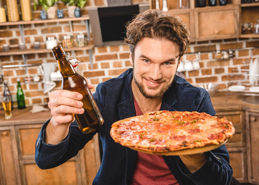 Mann mit Bier und Pizza - Foto, Bild