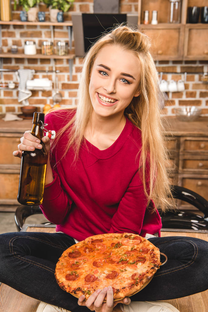 žena s pivem a pizza - Fotografie, Obrázek