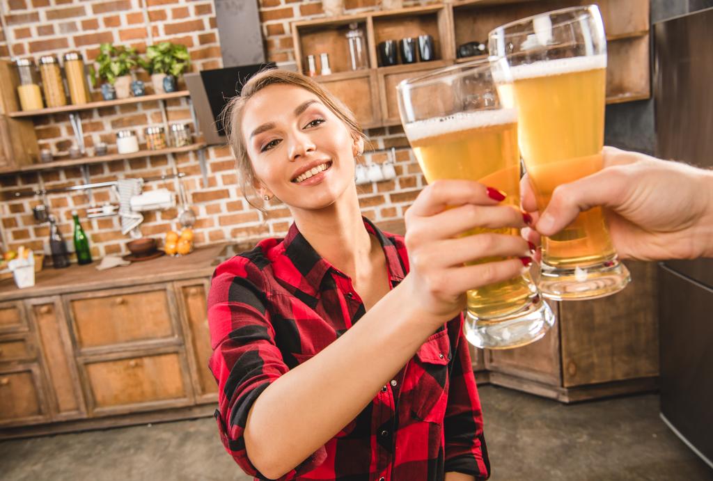 Femme toasting avec de la bière
 - Photo, image