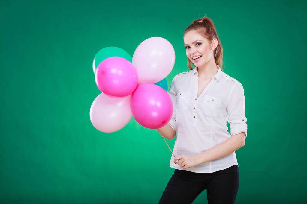 Ragazza gioiosa adolescente che gioca con palloncini colorati
 - Foto, immagini