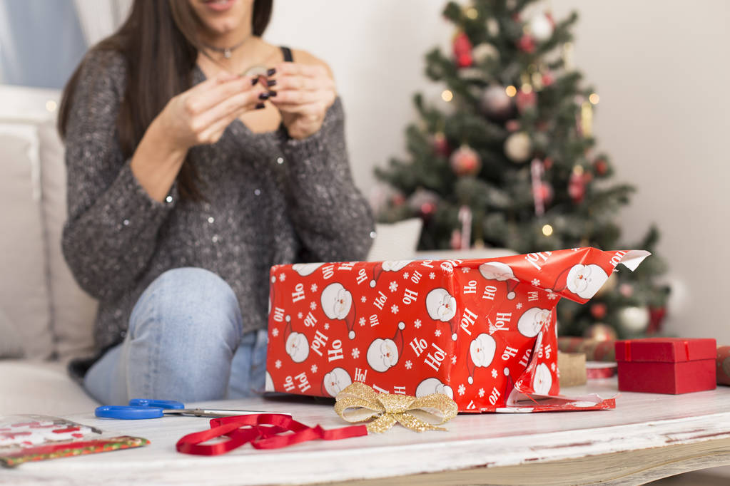 femme enveloppant cadeaux de Noël
 - Photo, image
