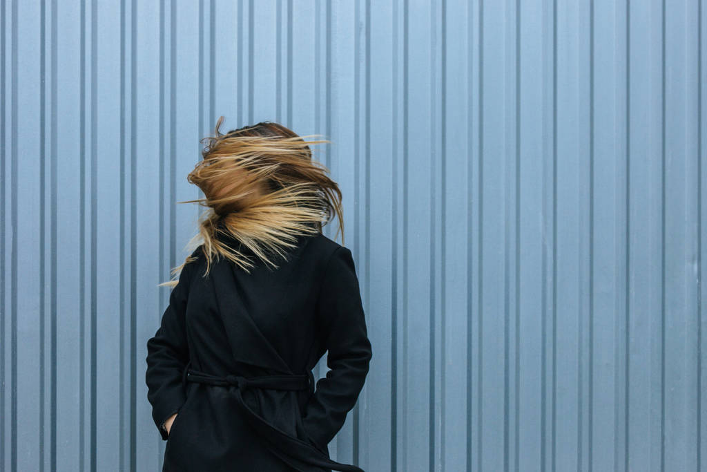 Mladá žena s blonďatými rovné dlouhé vlasy v pohybu - Fotografie, Obrázek