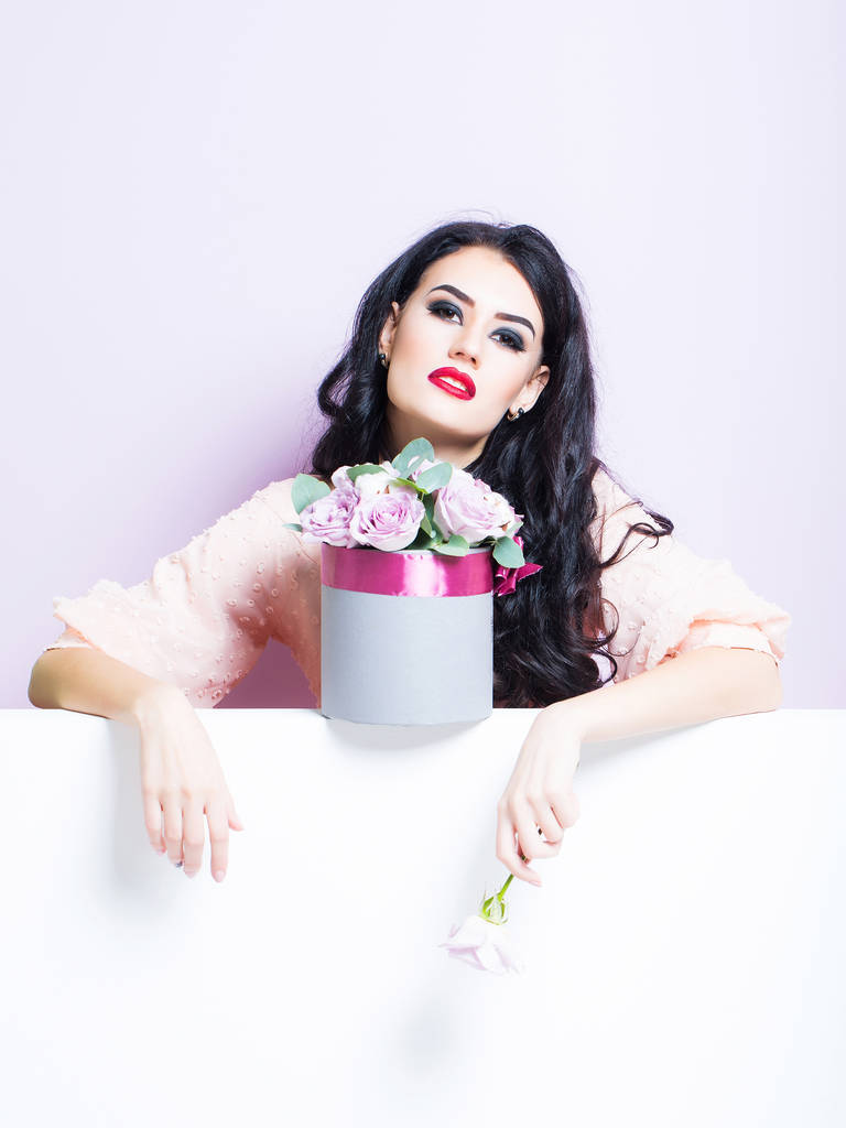 сексуальна дівчина з трояндами на фіолетовому
 - Фото, зображення