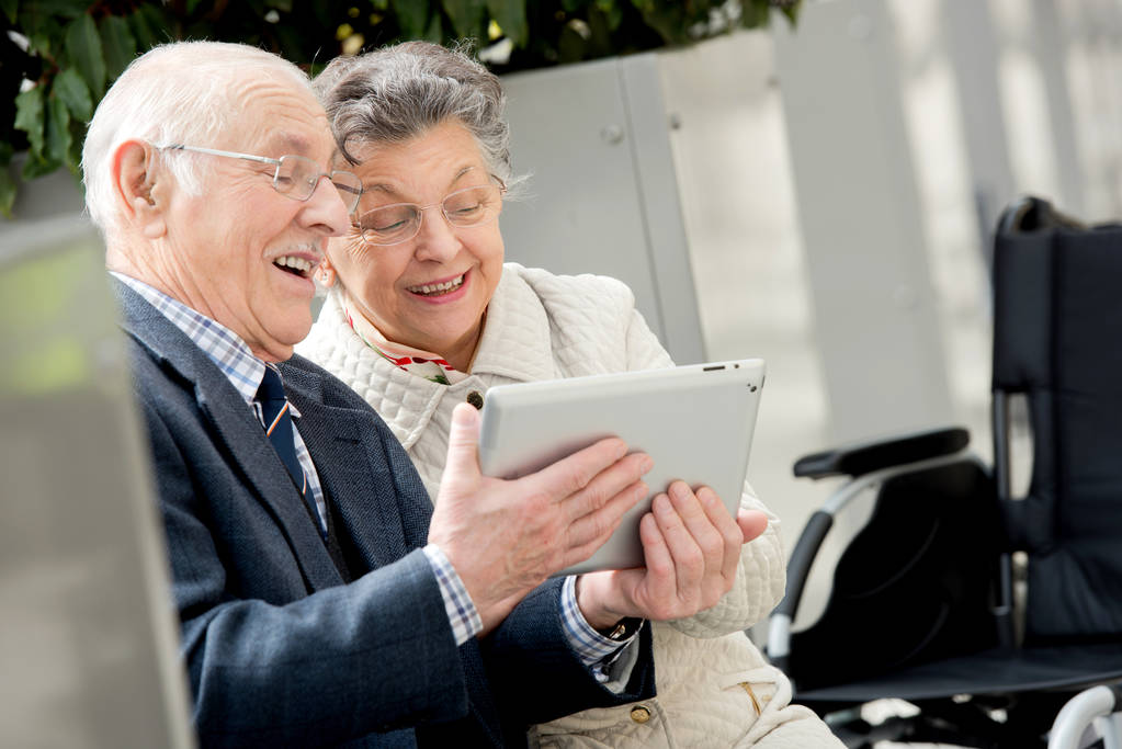Gelukkig grootouders met behulp van een tablet - Foto, afbeelding