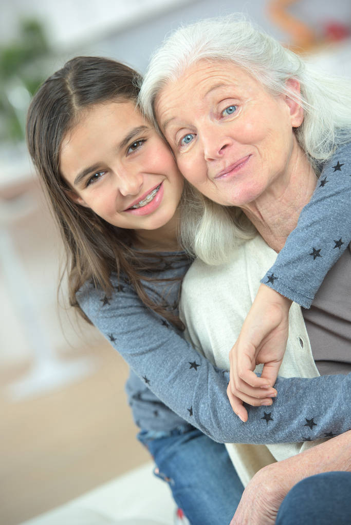 Обіймаюча бабуся і опікун
 - Фото, зображення