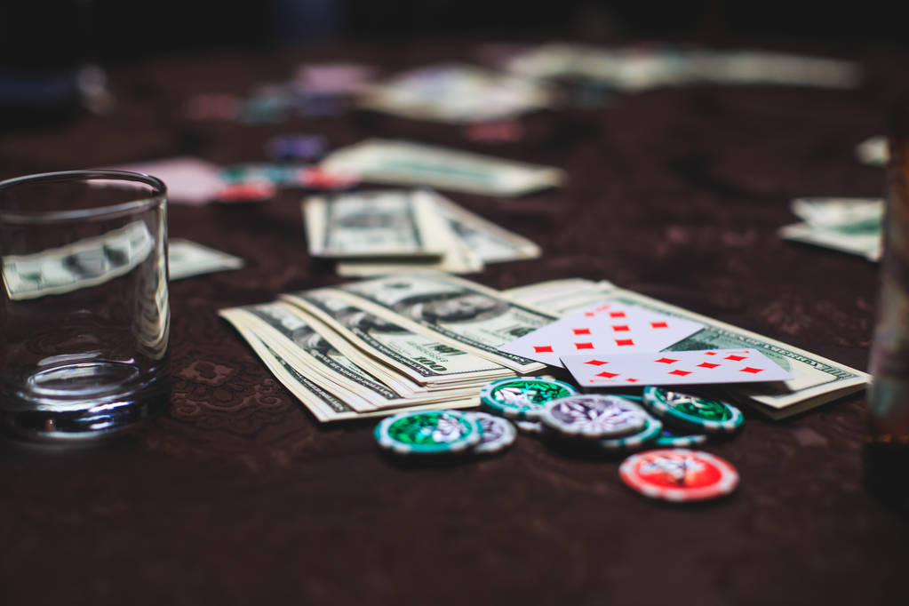 Una imagen vibrante de cerca de la mesa de casino multicolor con la ruleta en movimiento, con la mano de crupier, y un grupo de personas ricas en juegos de azar en el fondo
 - Foto, Imagen