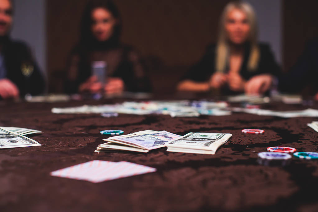 Krupiye ve zengin zengin insanlar içinde belgili tanımlık geçmiş kumar bir grup el ile çok renkli casino rulet hareket, tabloyla bir yakın çekim canlı görüntü - Fotoğraf, Görsel