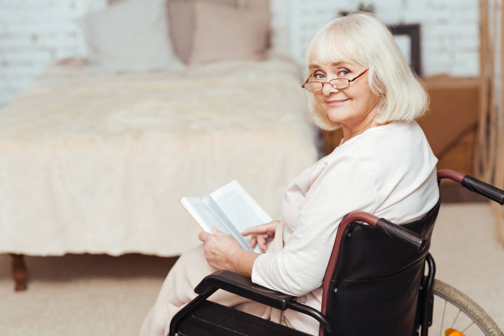 Kellemes fogyatékkal élő nő sittign, a kerekesszékes otthon - Fotó, kép