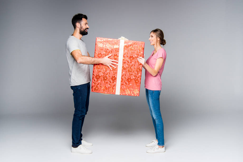 Casal com caixa de presente vermelho
  - Foto, Imagem