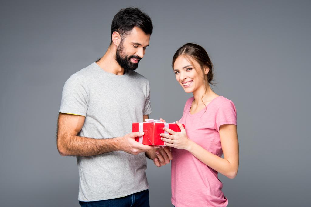 Mutlu çifte hediye kutusu - Fotoğraf, Görsel