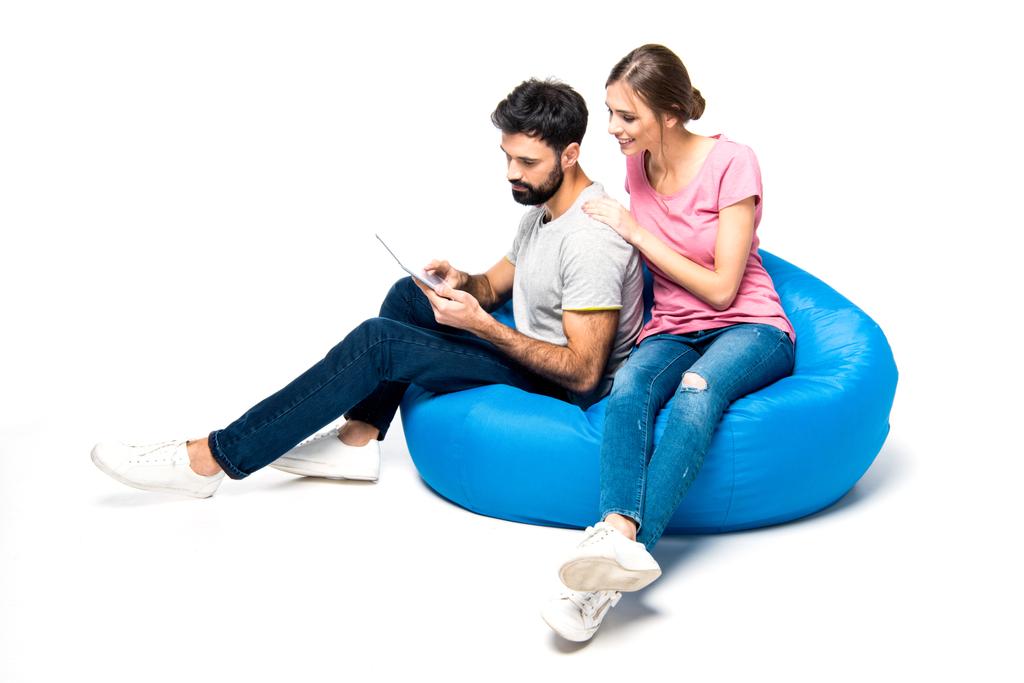 Couple utilisant une tablette numérique
  - Photo, image