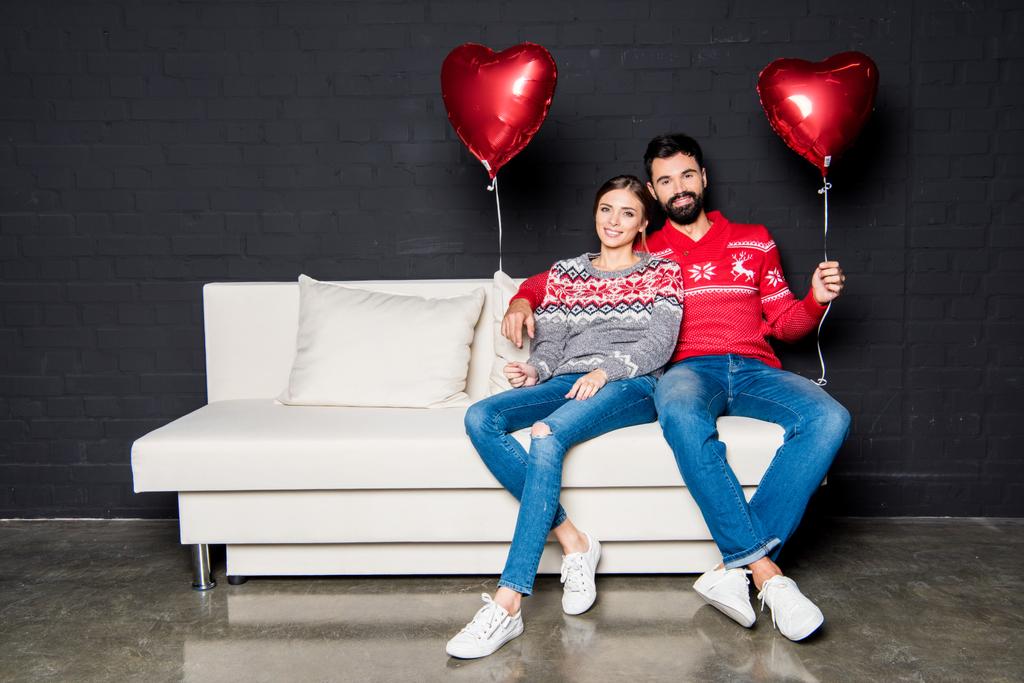 Echtpaar met rode harten ballonnen - Foto, afbeelding