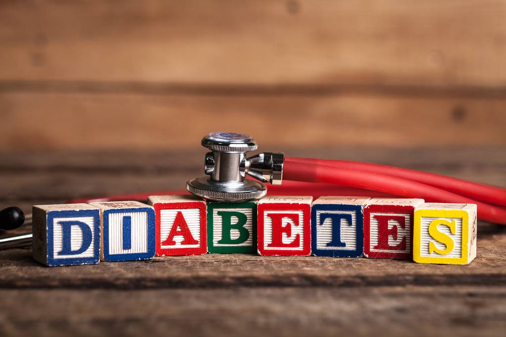 Kubussen met woord diabetes en stethoscoop - Foto, afbeelding