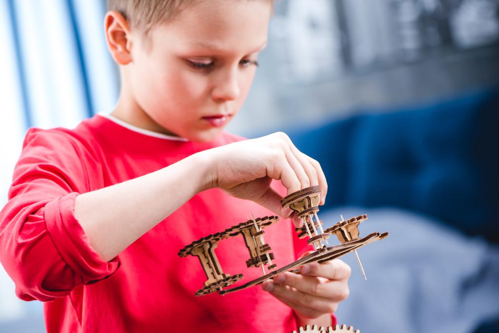 Dítě drží dřevěné vybavení hraček   - Fotografie, Obrázek