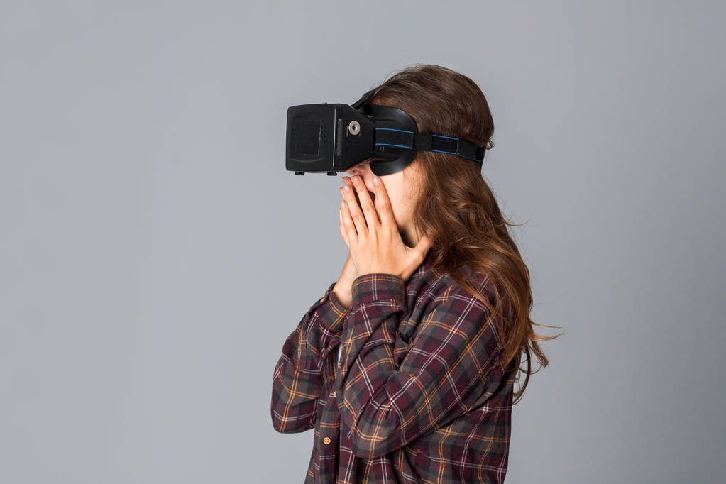 красотка тестирует очки виртуальной реальности
 - Фото, изображение
