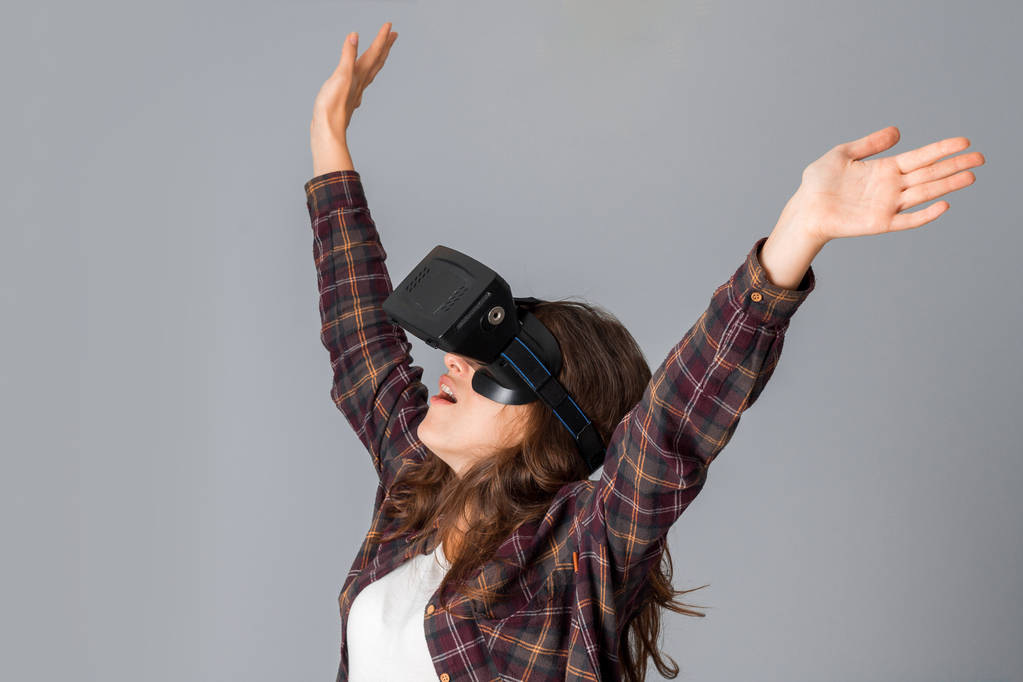 молода дівчина в шоломі віртуальної реальності
 - Фото, зображення