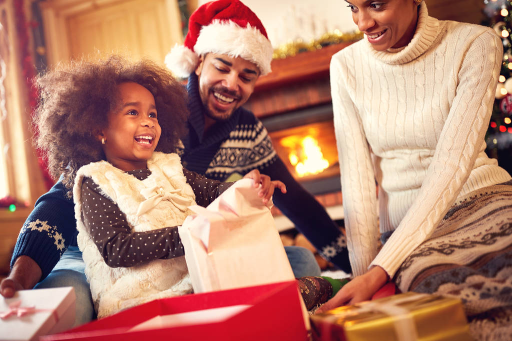 Šťastná rodina Afro-American otevření vánoční dárek - Fotografie, Obrázek