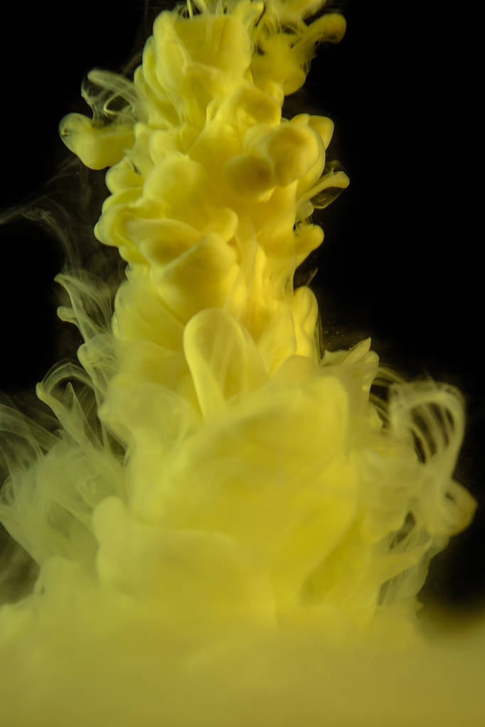  Η κίτρινη χρωστική ουσία μέσα στο νερό. Αφηρημένα φόντο. Ταπετσαρία. Τέχνη έννοια - Φωτογραφία, εικόνα